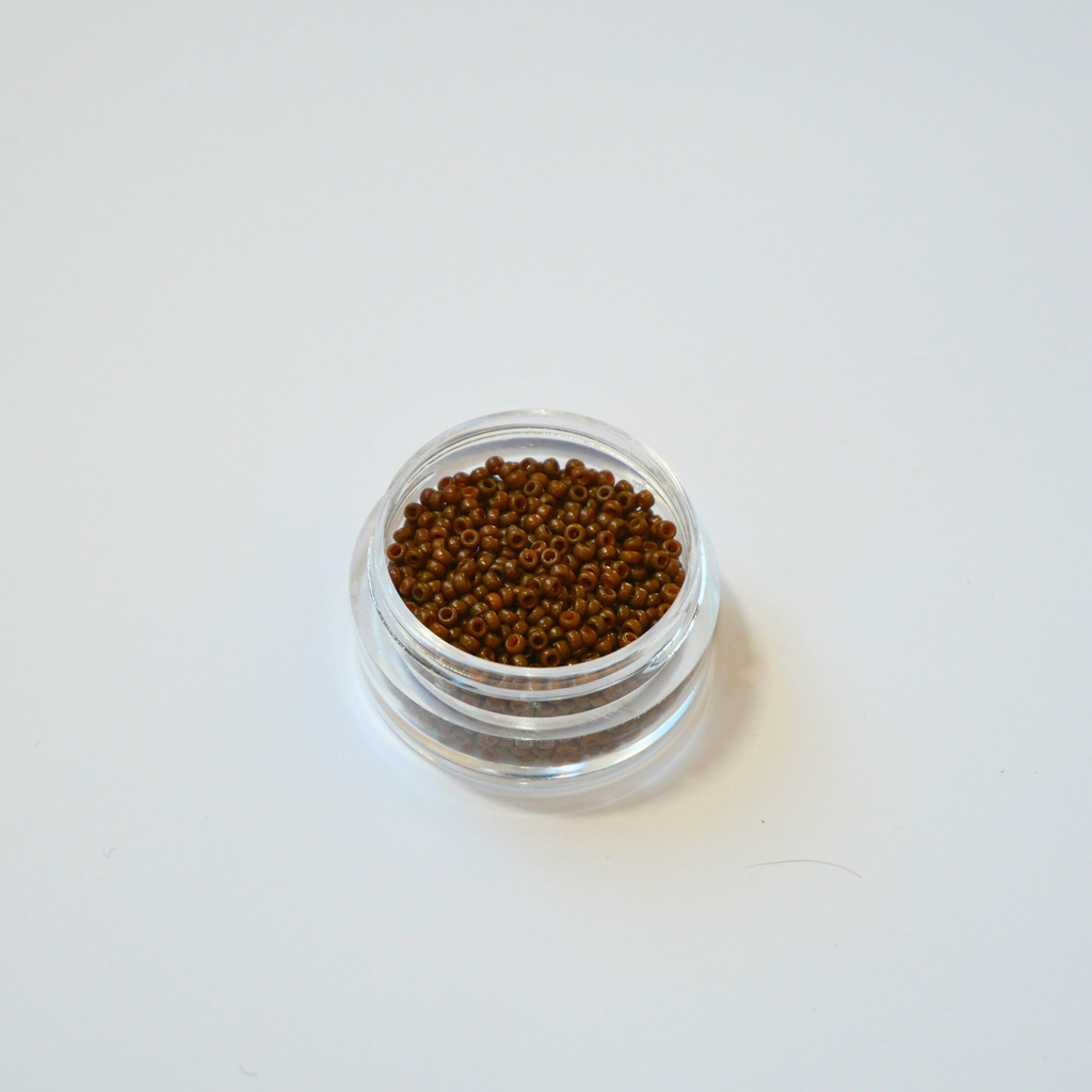 Miyuki 15/0 Rocailles 4492 Duracoat Opaque Cognac, sügavad punakaspruunid vastupidava kattega väikesed seemnehelmed ehtetöödeks.