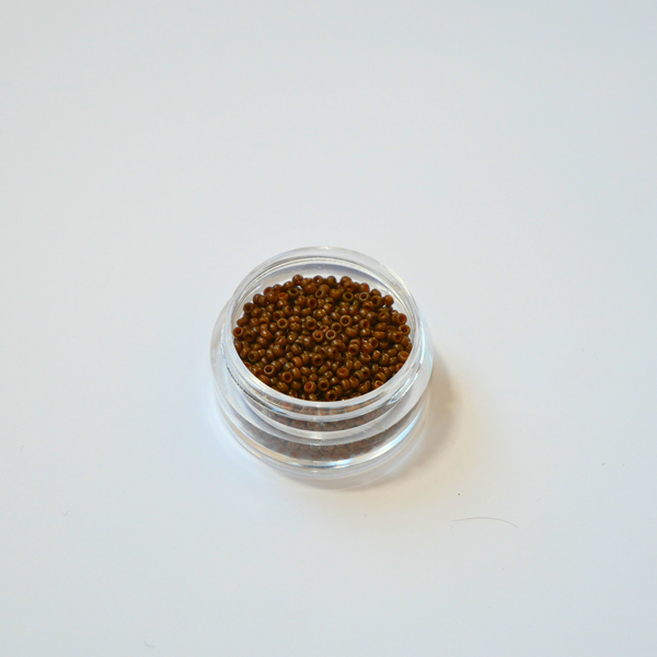 Miyuki 15/0 Rocailles 4492 Duracoat Opaque Cognac, sügavad punakaspruunid vastupidava kattega väikesed seemnehelmed ehtetöödeks.