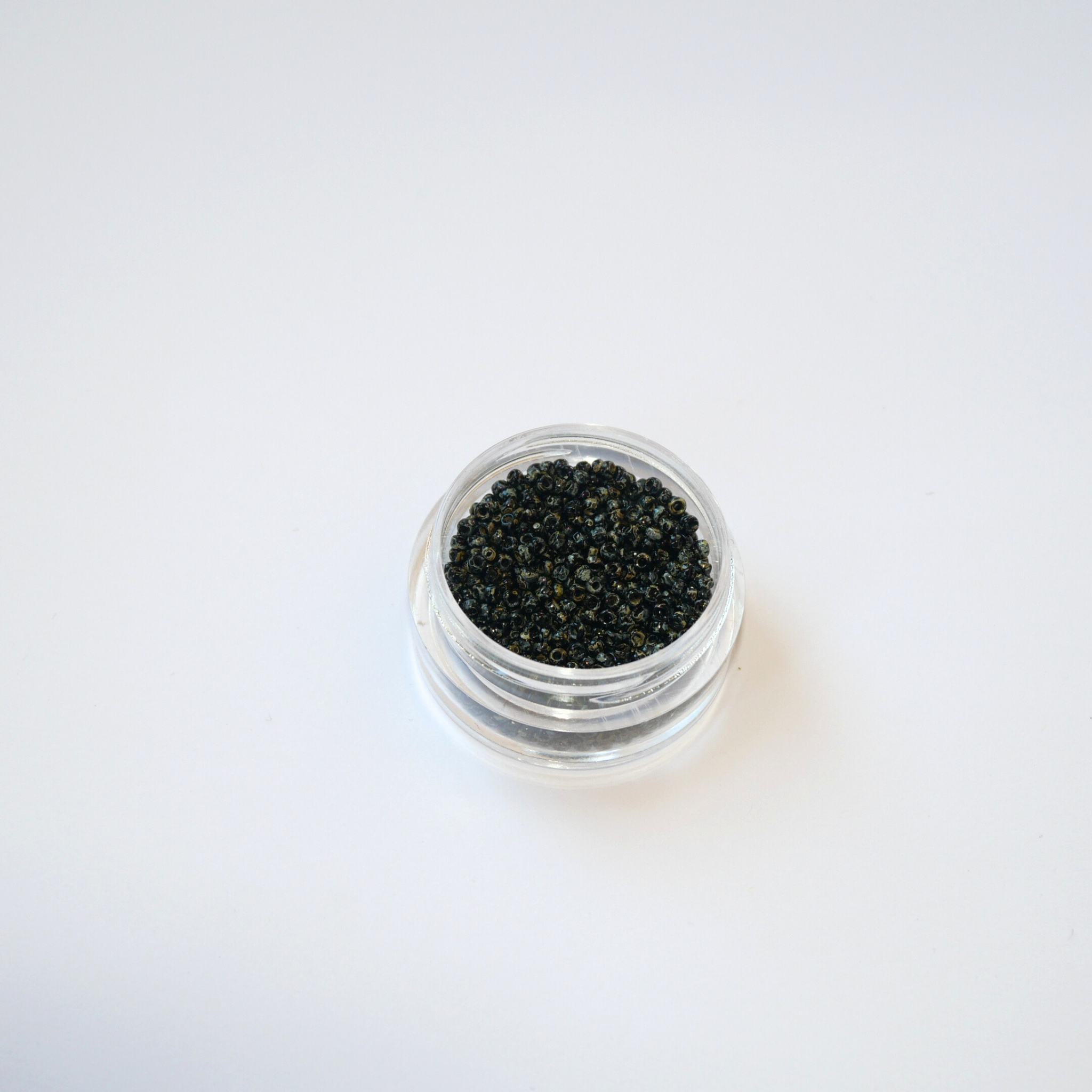 Miyuki 15/0 Rocailles 4511 Opaque Black Picasso, mustad antiikse beeži ja roostekarva täpilise viimistlusega seemnehelmed.