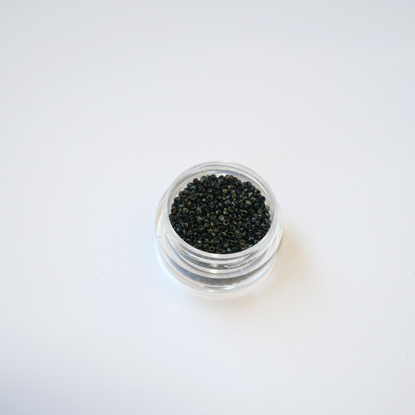 Miyuki 15/0 Rocailles 4511 Opaque Black Picasso, mustad antiikse beeži ja roostekarva täpilise viimistlusega seemnehelmed.