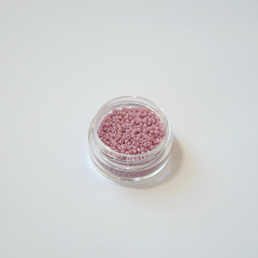 Miyuki 15/0 Rocailles 599 Opaque Luster Antique Rose, tuhmroosad pärlmutterläikega väikesed seemnehelmed ehtetöödeks.