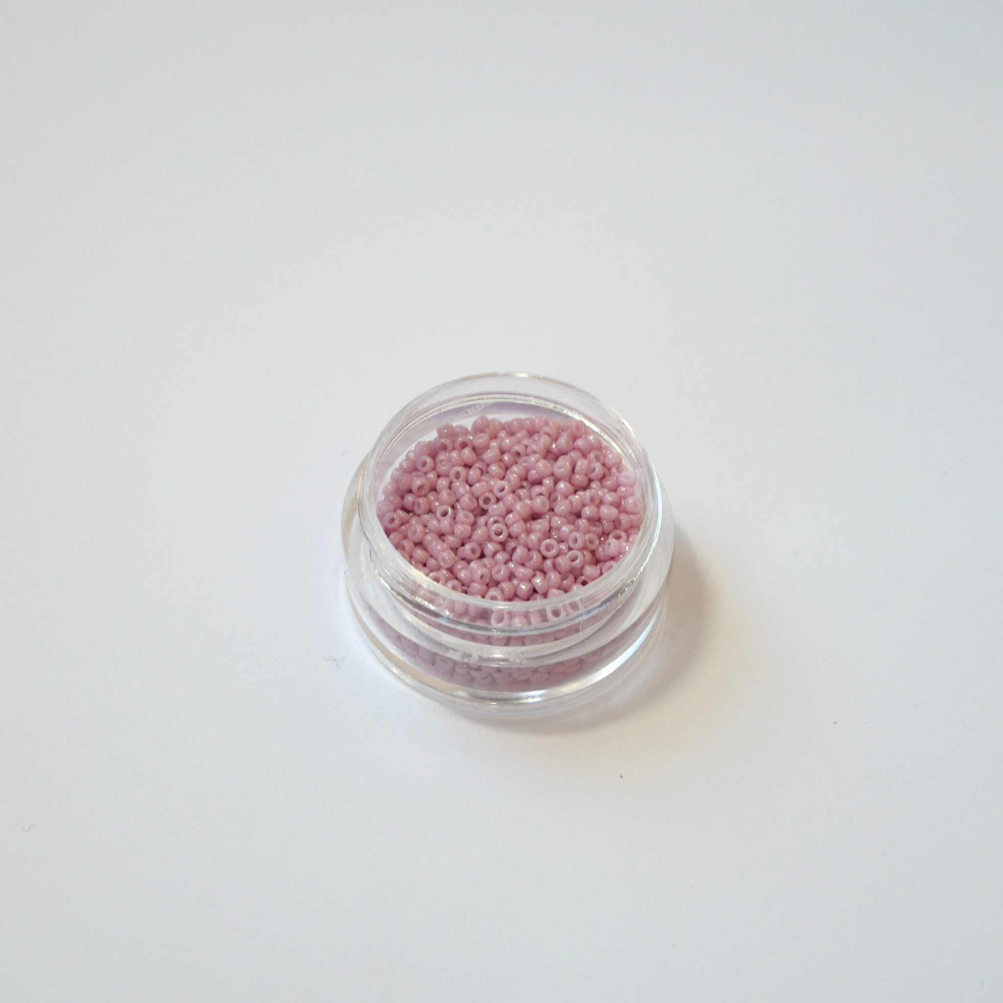 Miyuki 15/0 Rocailles 599 Opaque Luster Antique Rose, tuhmroosad pärlmutterläikega väikesed seemnehelmed ehtetöödeks.