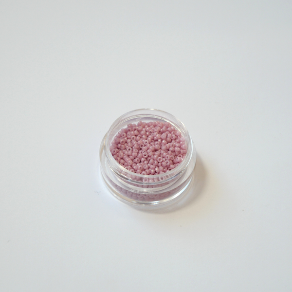 Miyuki 15/0 Rocailles 599 Opaque Luster Antique Rose, tuhmroosad pärlmutterläikega väikesed seemnehelmed ehtetöödeks.