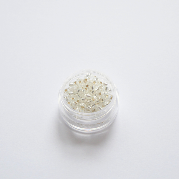 Miyuki Rocailles 8/0 001 Crystal Silver Lined läbipaistvad hõbedase sisuga seemnehelmed 5g pakendis