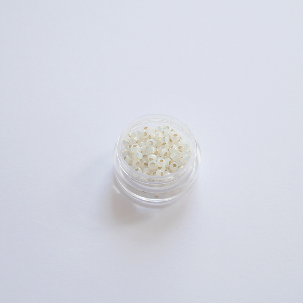 Miyuki Seed beads 8/0 551 White Opal Silver Lined valged opaaltooniga seemnehelmed 5g pakendis