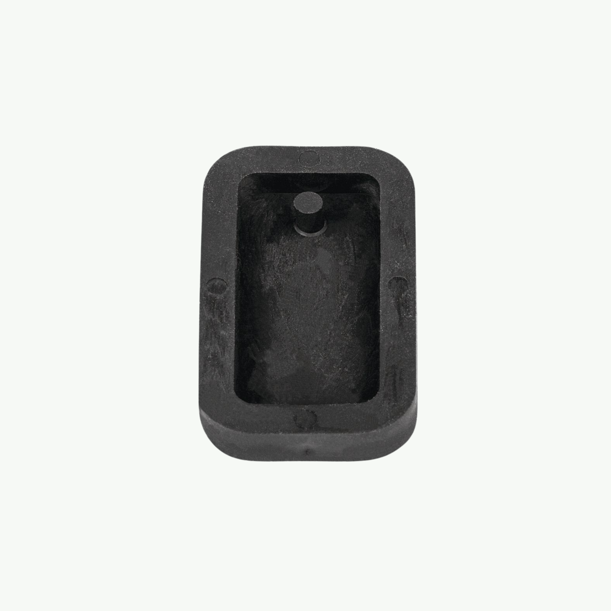 Läbipaistev silikoonist valuvorm ristkülikukujulise ripatsi valmistamiseks koos integreeritud riputusava detailiga.