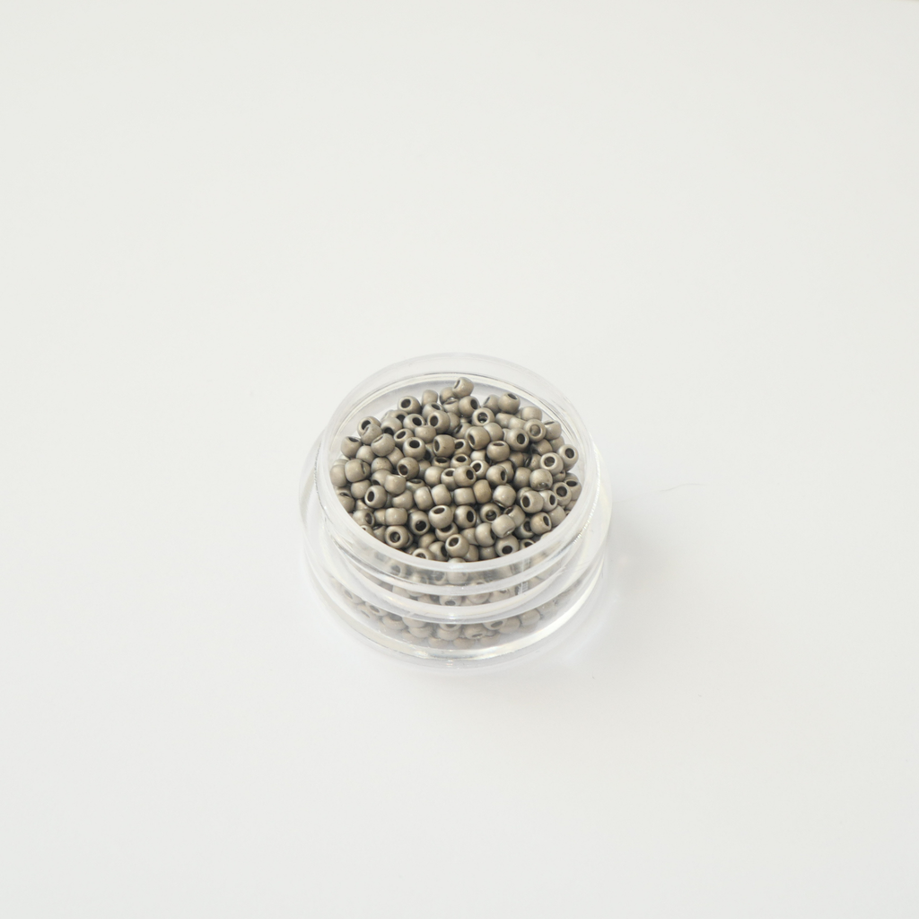 TOHO 11/0 seemnehelmed Metallic-Silver-Frosted Antique Silver (566), matt metallik-hõbe Jaapani klaasist seemnehelmes 5g pakis.