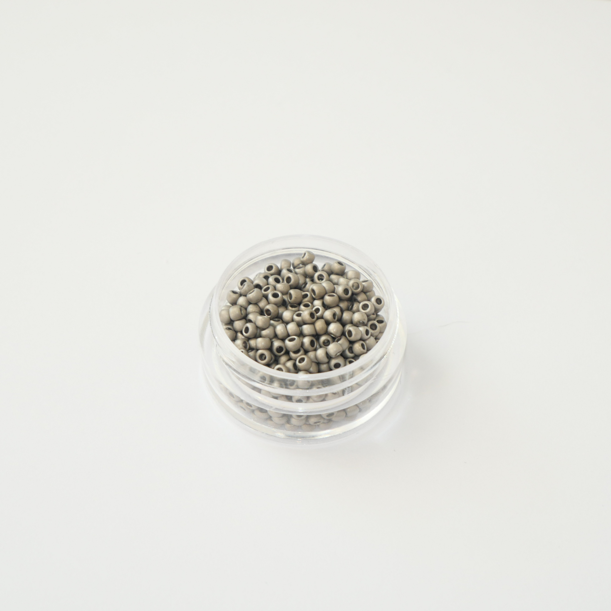 TOHO 11/0 seemnehelmed Metallic-Silver-Frosted Antique Silver (566), matt metallik-hõbe Jaapani klaasist seemnehelmes 5g pakis.