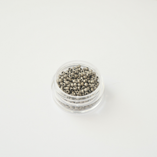 TOHO 11/0 seemnehelmed Metallic-Silver-Frosted Antique Silver (566), matt metallik-hõbe Jaapani klaasist seemnehelmes 5g pakis.