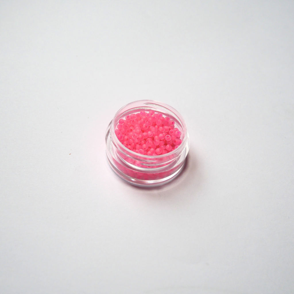 TOHO 11/0 seemnehelmed Ceylon Frosted Hot Pink (910F), matt pärlmutriläikega erkroosa Jaapani klaasist seemnehelmes 5g pakis.