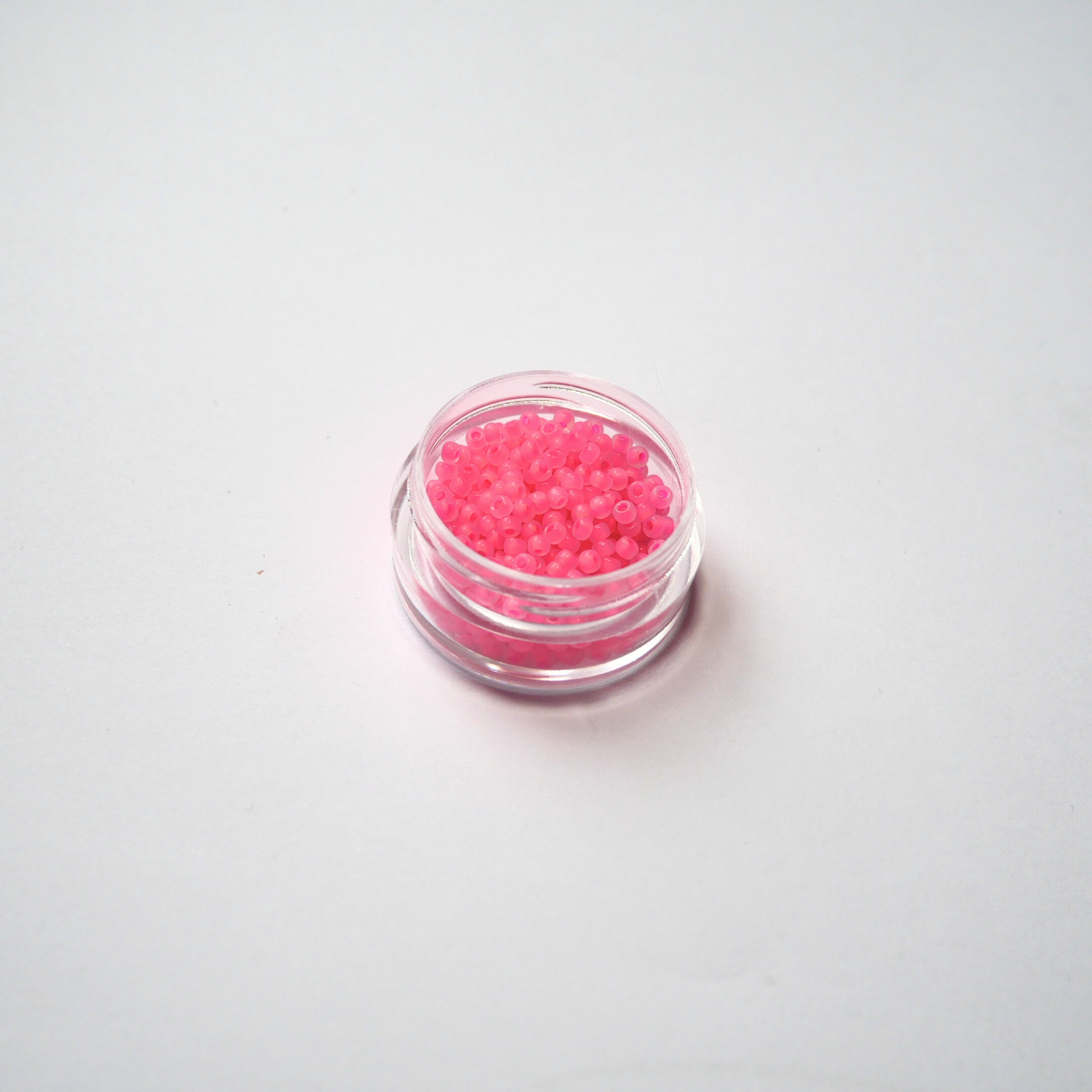 TOHO 11/0 seemnehelmed Ceylon Frosted Hot Pink (910F), matt pärlmutriläikega erkroosa Jaapani klaasist seemnehelmes 5g pakis.