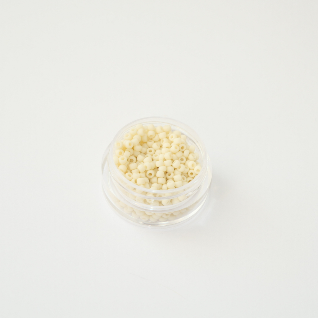 TOHO 11/0 seemnehelmed Opaque-Frosted Lt Beige (51F), matt läbipaistmatu helebeež Jaapani klaasist seemnehelmes 5g pakis.