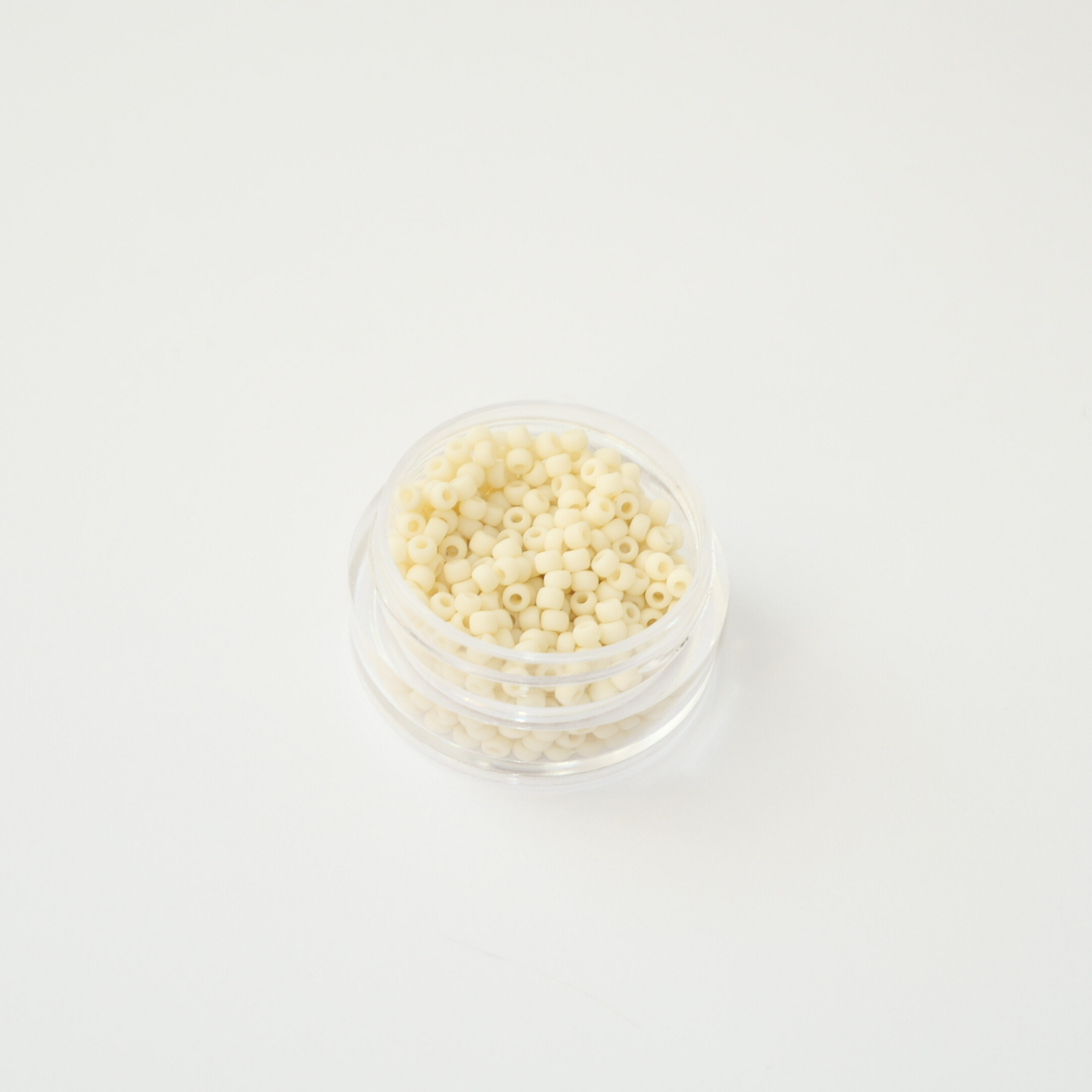 TOHO 11/0 seemnehelmed Opaque-Frosted Lt Beige (51F), matt läbipaistmatu helebeež Jaapani klaasist seemnehelmes 5g pakis.