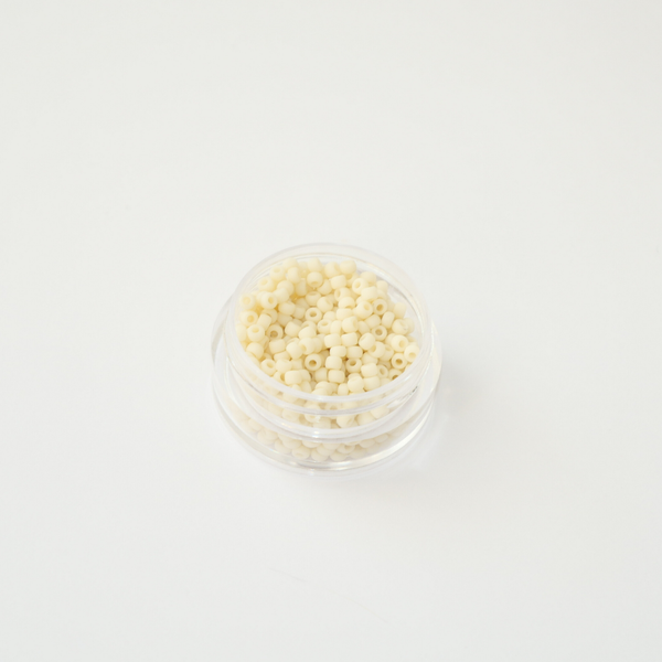 TOHO 11/0 seemnehelmed Opaque-Frosted Lt Beige (51F), matt läbipaistmatu helebeež Jaapani klaasist seemnehelmes 5g pakis.