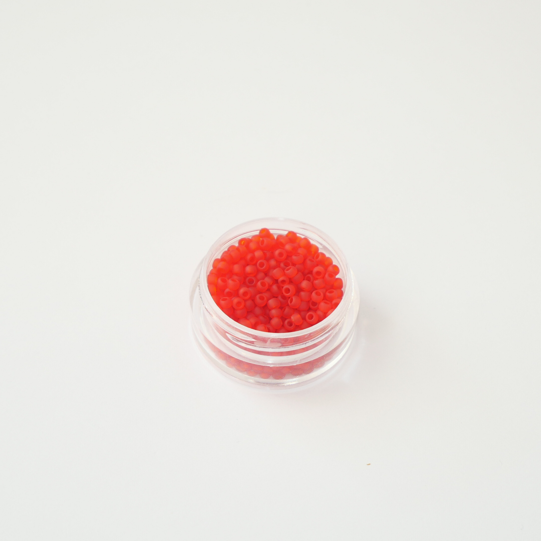 TOHO 11/0 seemnehelmed Transparent-Frosted Lt Siam Ruby (5F), matt läbipaistev punane Jaapani klaasist seemnehelmes 5g pakis.