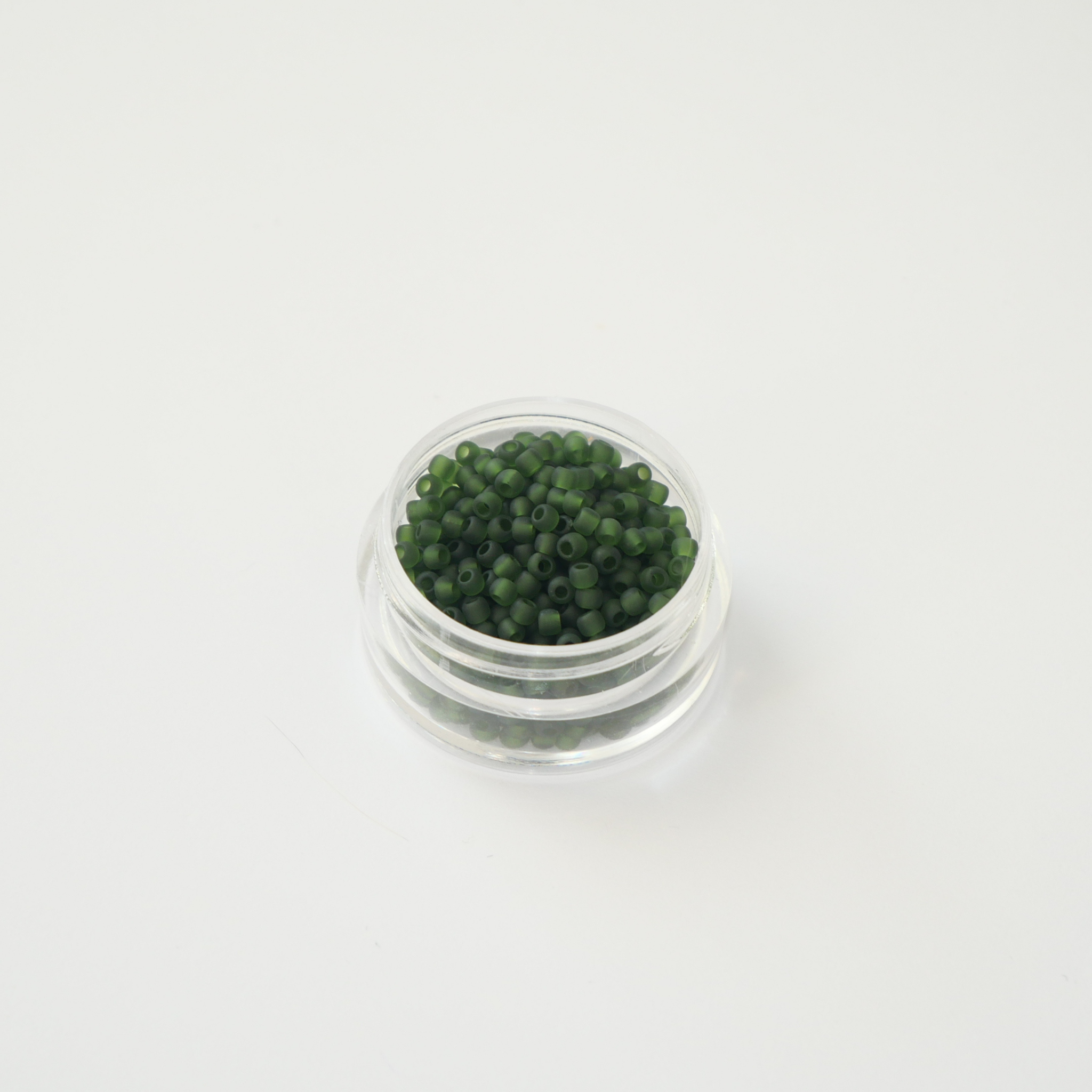 TOHO 11/0 seemnehelmed Transparent-Frosted Olivine (940F), matt läbipaistev oliiviroheline Jaapani klaashelmes 5g pakis.