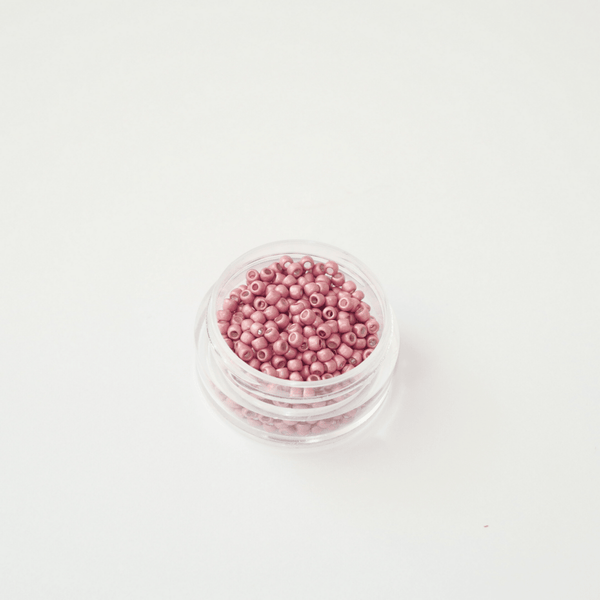 TOHO 11/0 seemnehelmed Permanent Finish Matte Galvanized Pink Lilac (PF553F), matt roosakaslilla metallik Jaapani klaasist seemnehelmes 5g