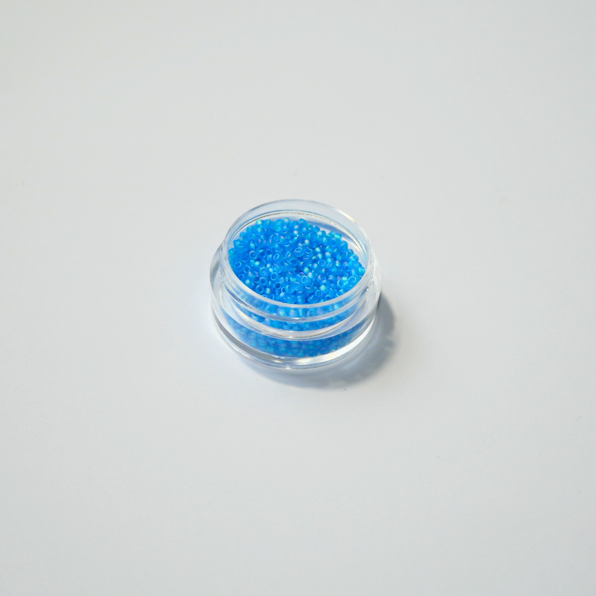 TOHO 15/0 ümmargused mikro-seemnehelmed, matt läbikumav aqua-sinine vikerkaareläikega, värvikood 163BF.