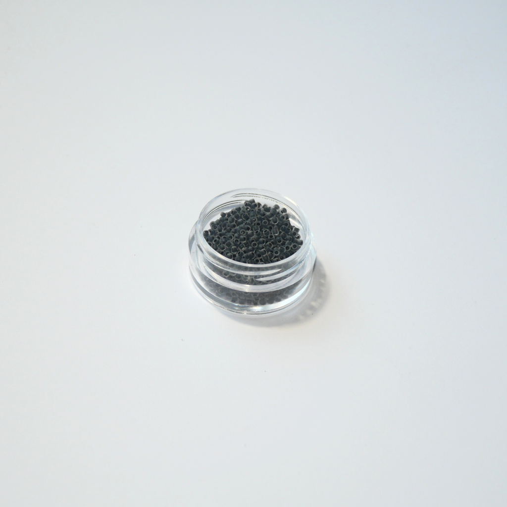 TOHO 15/0 ümmargused mikro-seemnehelmed, musta sisuga matt kirgas klaas (Black Lined Crystal Matte), värvikood 344F