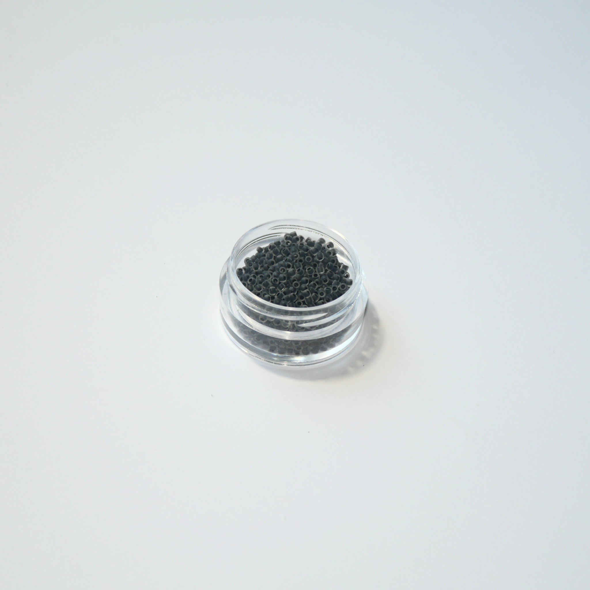 TOHO 15/0 ümmargused mikro-seemnehelmed, musta sisuga matt kirgas klaas (Black Lined Crystal Matte), värvikood 344F