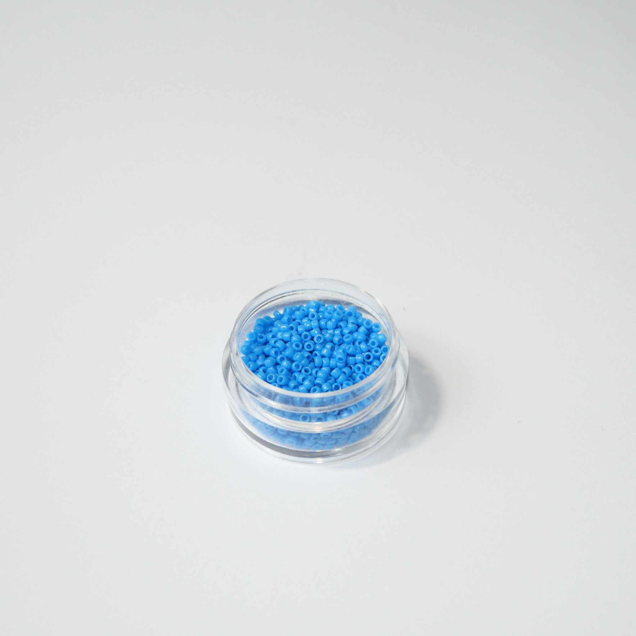 TOHO 15/0 ümmargused mikro-seemnehelmed, läbipaistmatu rukkisinine (Opaque Cornflower), värvikood 43D.