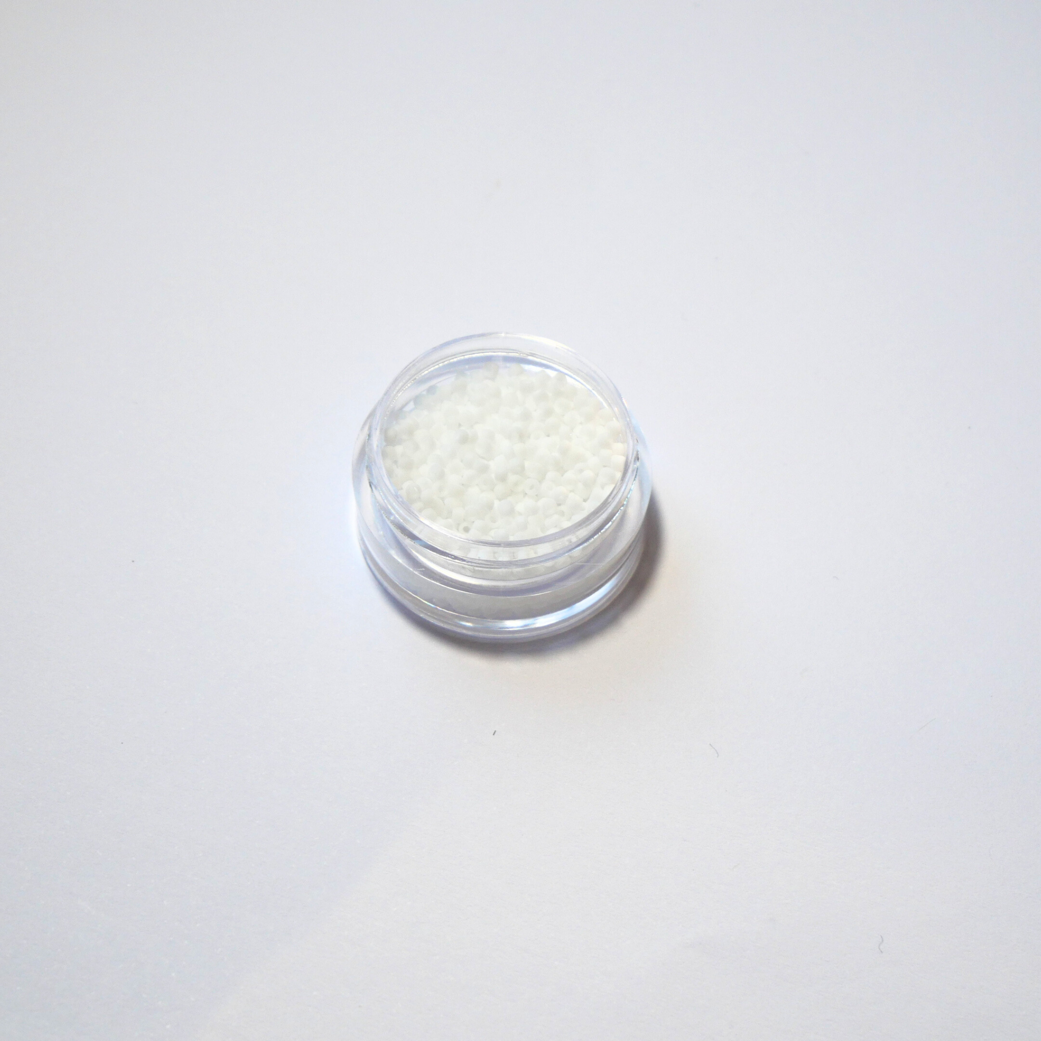 TOHO 15/0 ümmargused mikro-seemnehelmed, matt läbipaistmatu valge (Opaque-Frosted White), värvikood 41F.