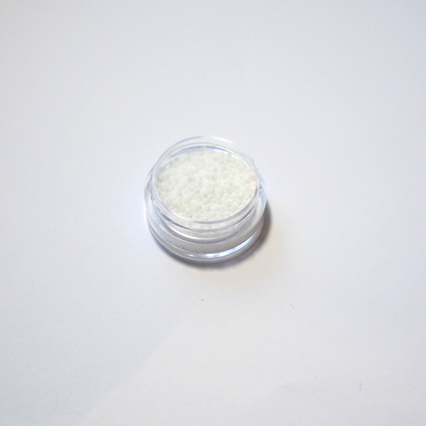 TOHO 15/0 ümmargused mikro-seemnehelmed, matt läbipaistmatu valge (Opaque-Frosted White), värvikood 41F.
