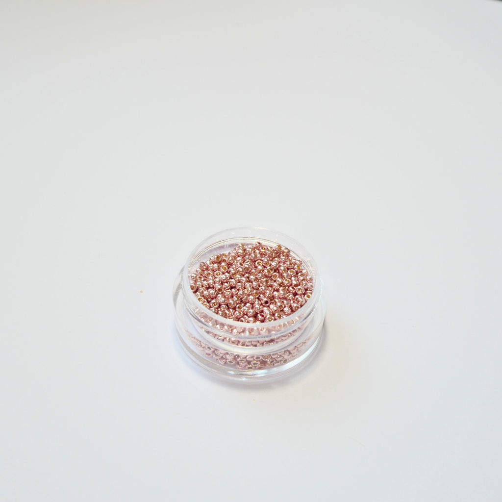 TOHO 15/0 ümmargused mikro-seemnehelmed, PermaFinish galvaniseeritud Sweet Blush roosakas-kuldne, värvikood PF552.