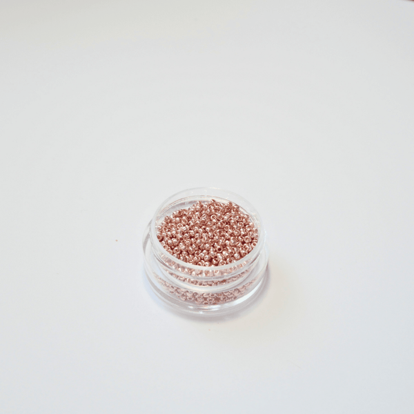 TOHO 15/0 ümmargused mikro-seemnehelmed, PermaFinish galvaniseeritud Sweet Blush roosakas-kuldne, värvikood PF552.