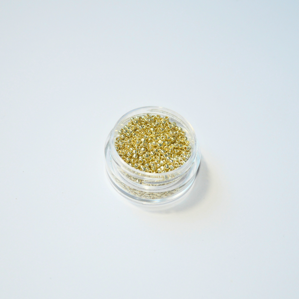 TOHO 15/0 ümmargused mikro-seemnehelmed, PermaFinish galvaniseeritud Yellow Gold kirkollane kuld, värvikood PF559.