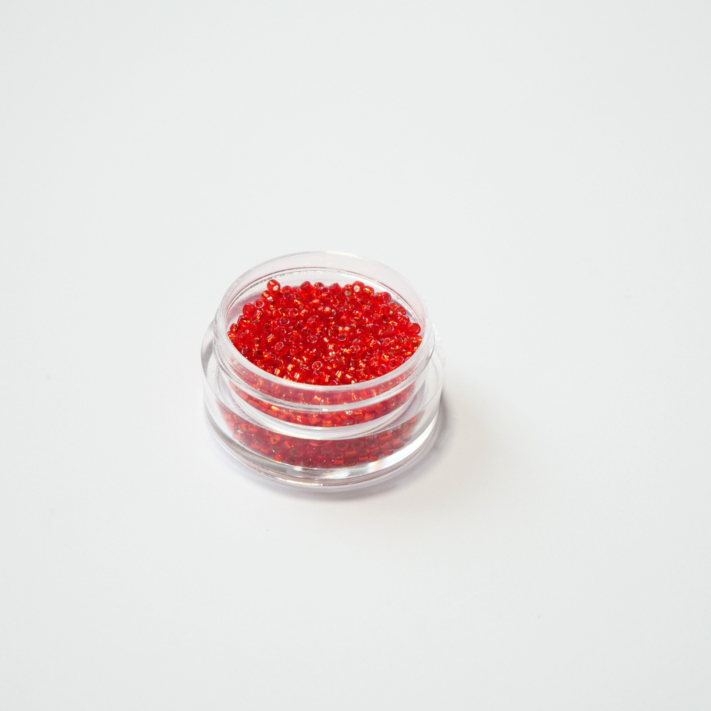 TOHO 15/0 ümmargused mikro-seemnehelmed, hõbedase sisuga sügavpunane (Silver-Lined Siam Ruby), värvikood 25B.