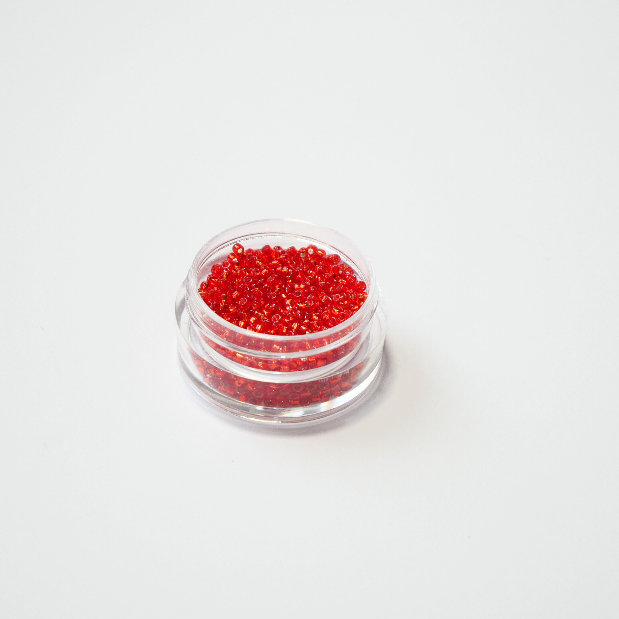 TOHO 15/0 ümmargused mikro-seemnehelmed, hõbedase sisuga sügavpunane (Silver-Lined Siam Ruby), värvikood 25B.
