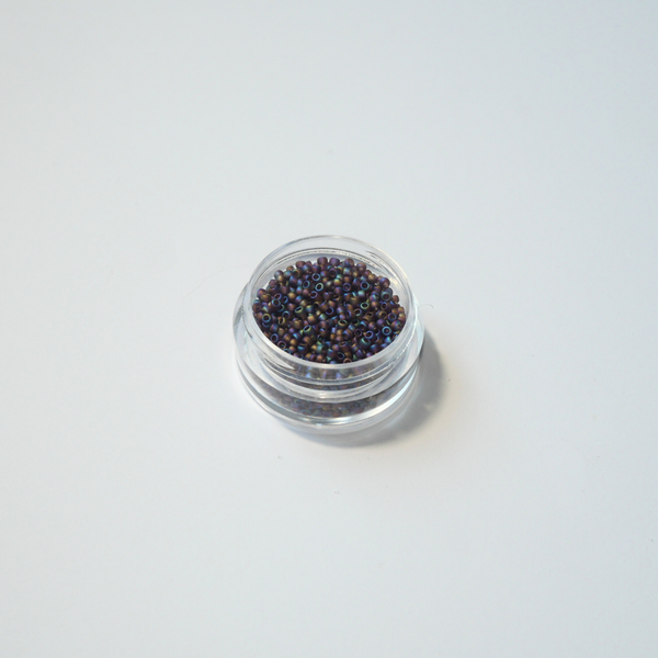 TOHO 15/0 ümmargused mikro-seemnehelmed, matt läbikumav lilla klaas vikerkaareläikega, värvikood 166CF.