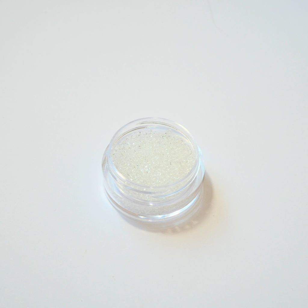 TOHO 15/0 ümmargused mikro-seemnehelmed, kirgas läbipaistev klaas (Transparent Crystal), värvikood 1.