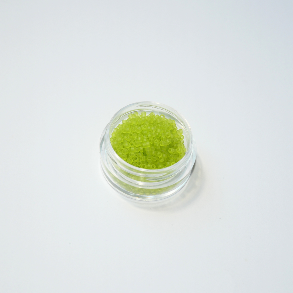 TOHO 15/0 ümmargused mikro-seemnehelmed, matt läbikumav laimiroheline (Transparent-Frosted Lime Green), värvikood 4F.