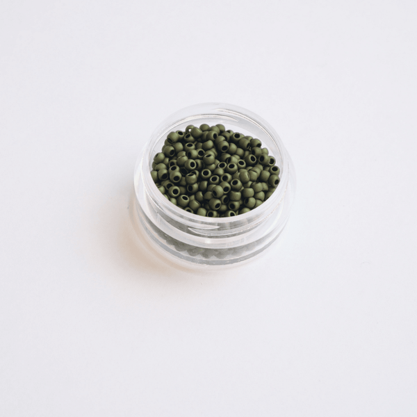 TOHO Rocaille 11/0 #617 matid tumedad oliivirohelised klaashelmed, 5 g