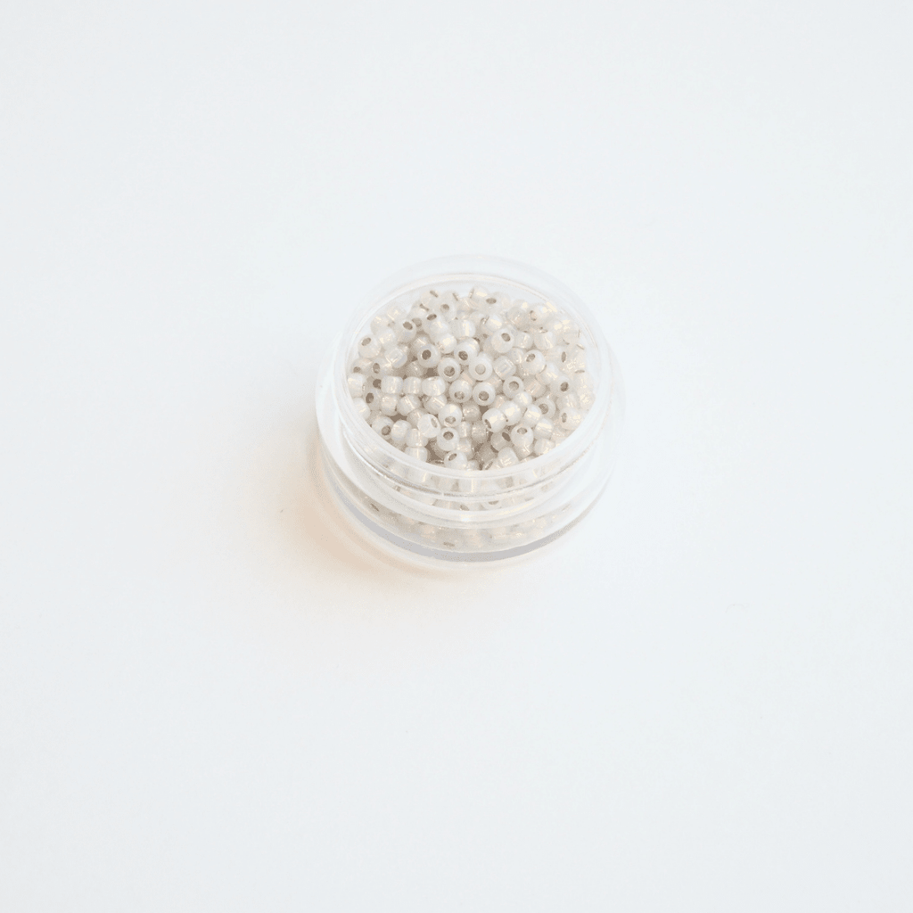 TOHO Rocaille 11/0 #PF2101 piimjad pilvehallid hõbedase sisejoonega klaashelmed, 5 g